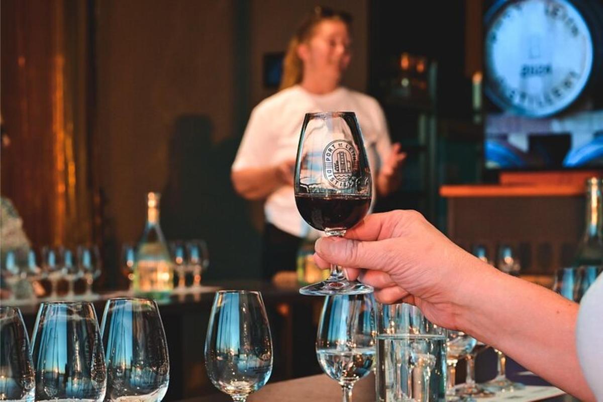 una persona che tiene in mano un bicchiere di vino