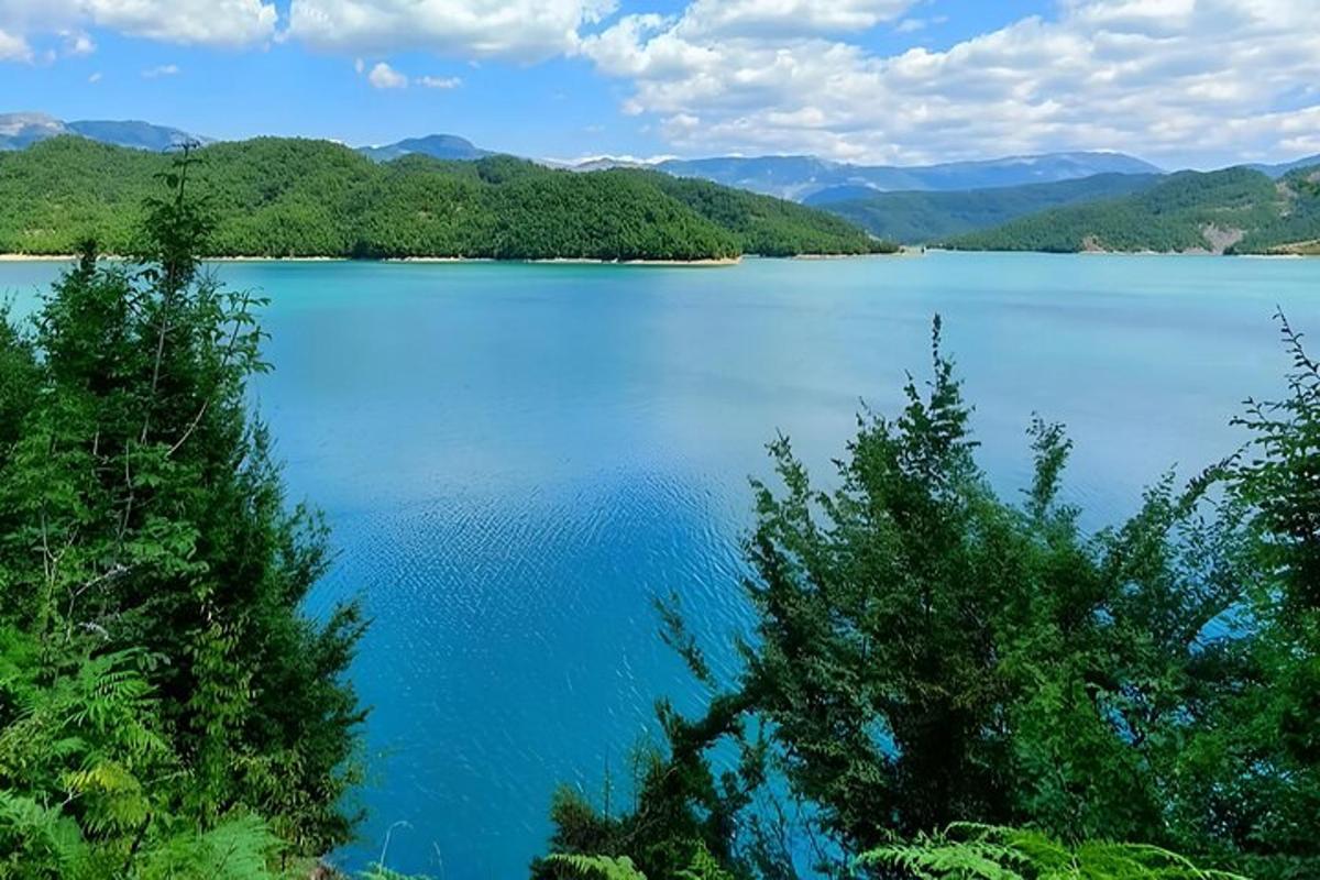 pohled na velké modré jezero se stromy