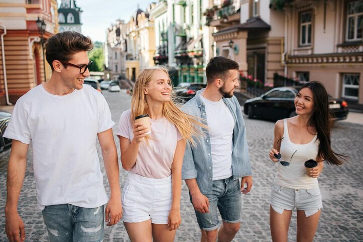 skupina lidí jdoucích po ulici