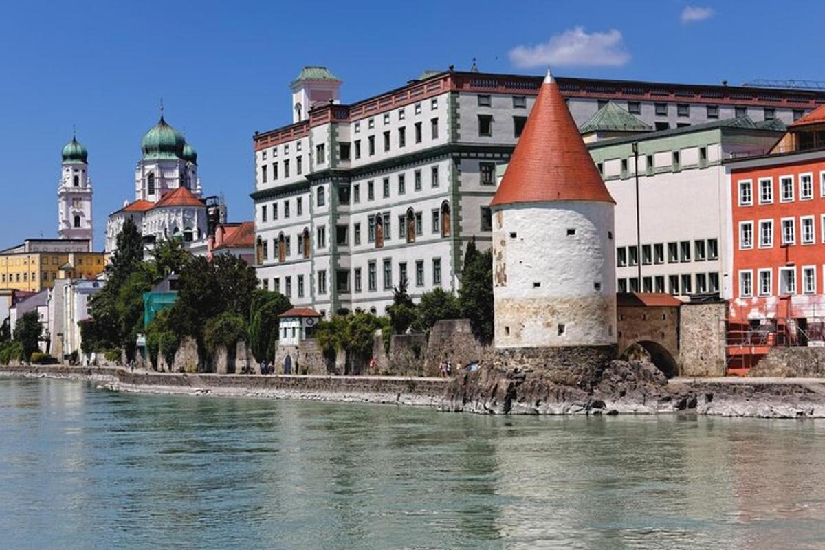 budova s věží vedle vodní plochy