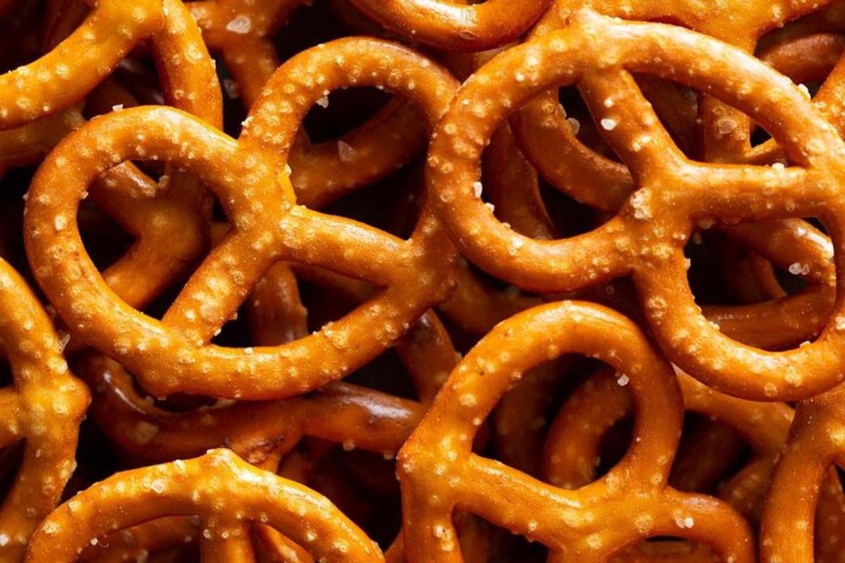 一堆椒盐脆饼叠在一起