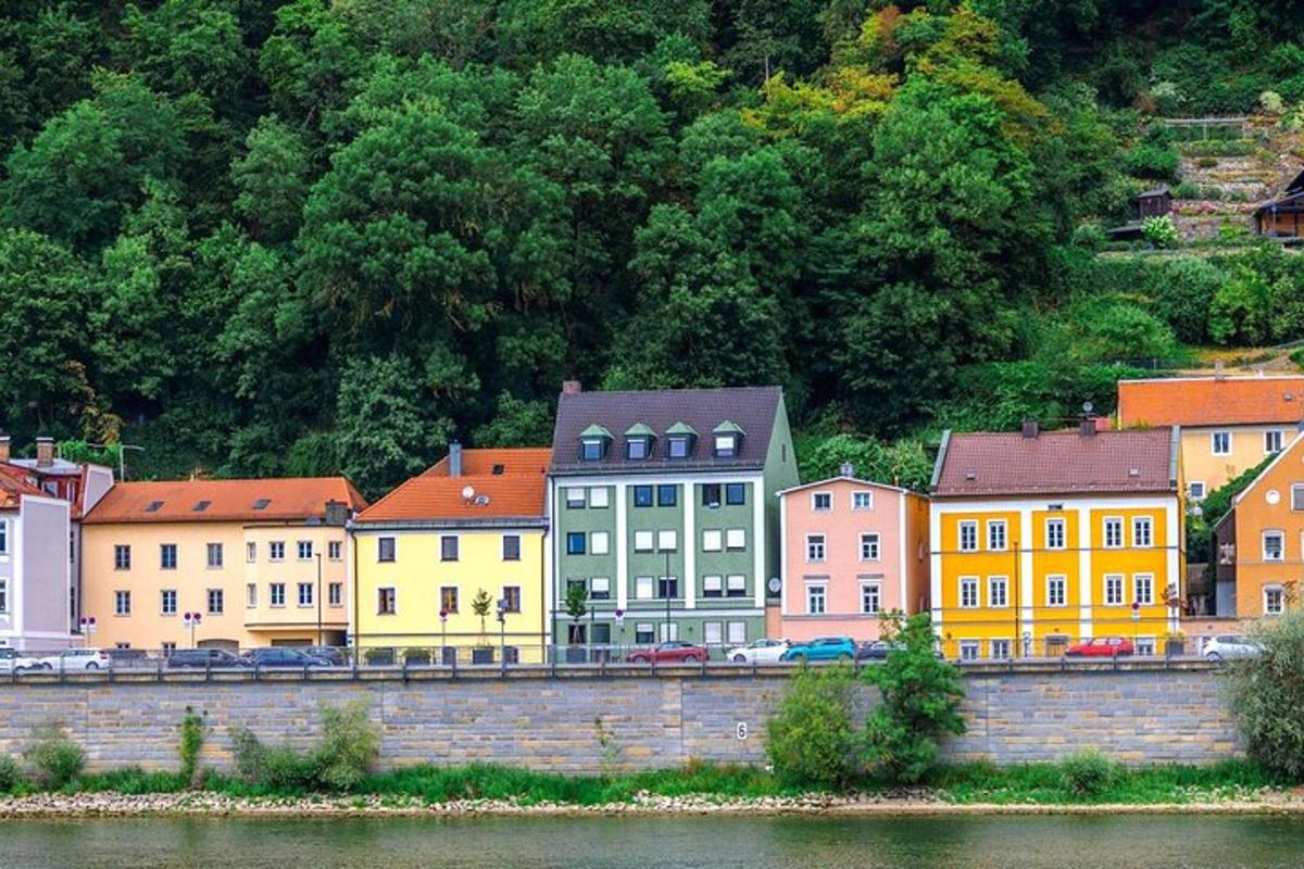 skupina barevných budov vedle řeky