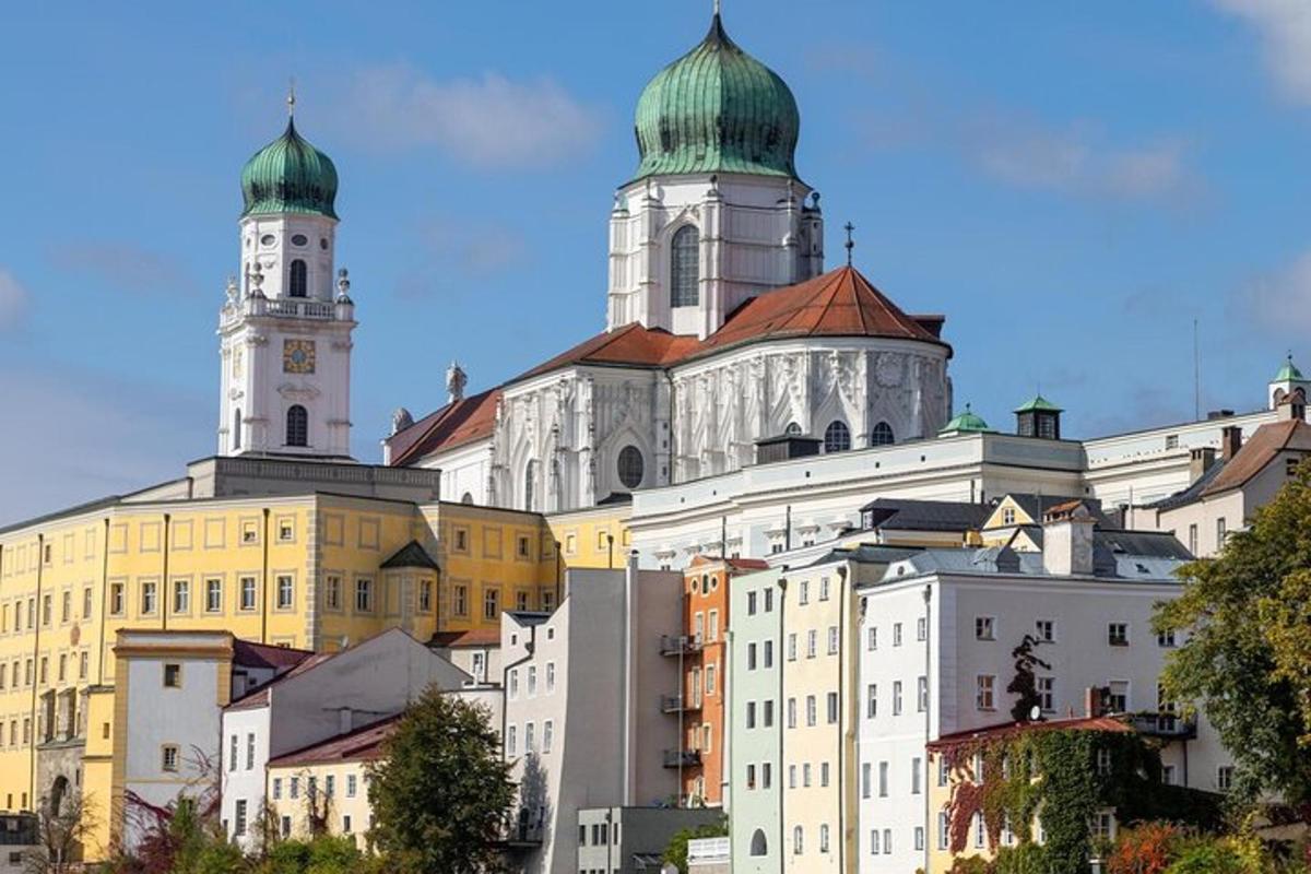 skupina budov s kopulemi na vrcholu
