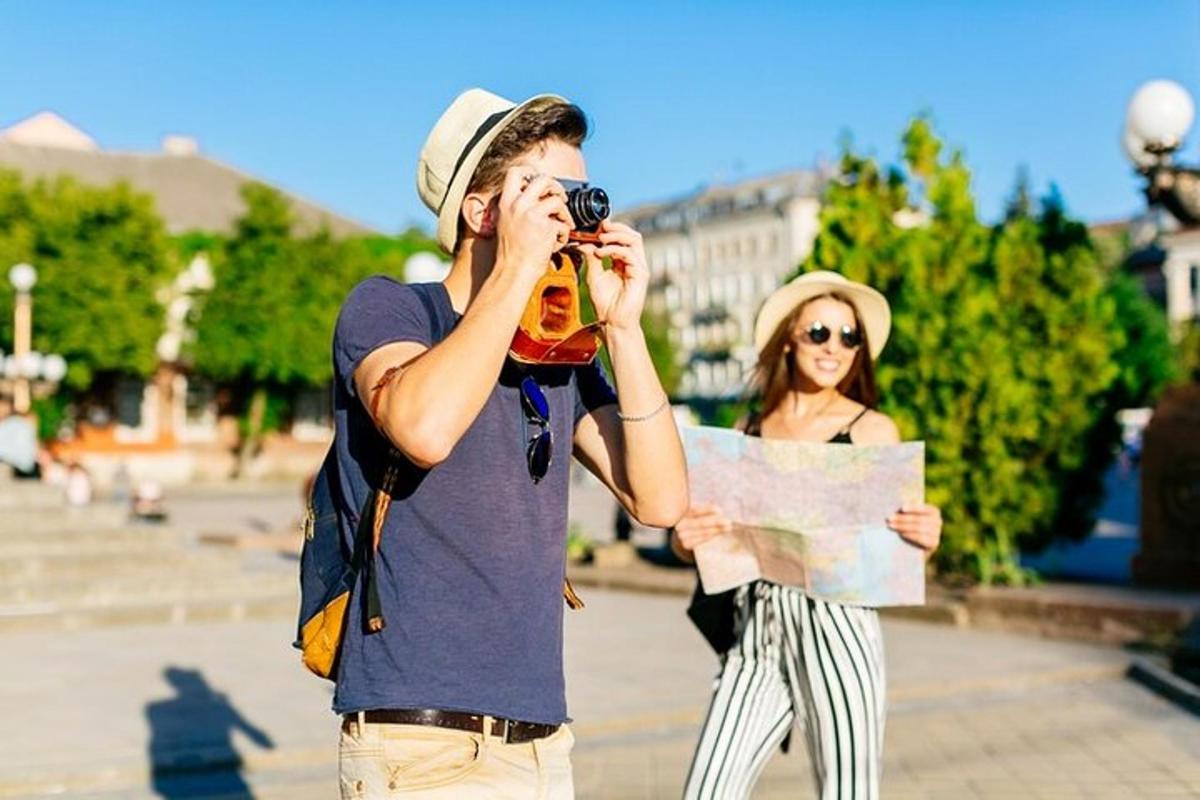 muž fotící ženu fotoaparátem