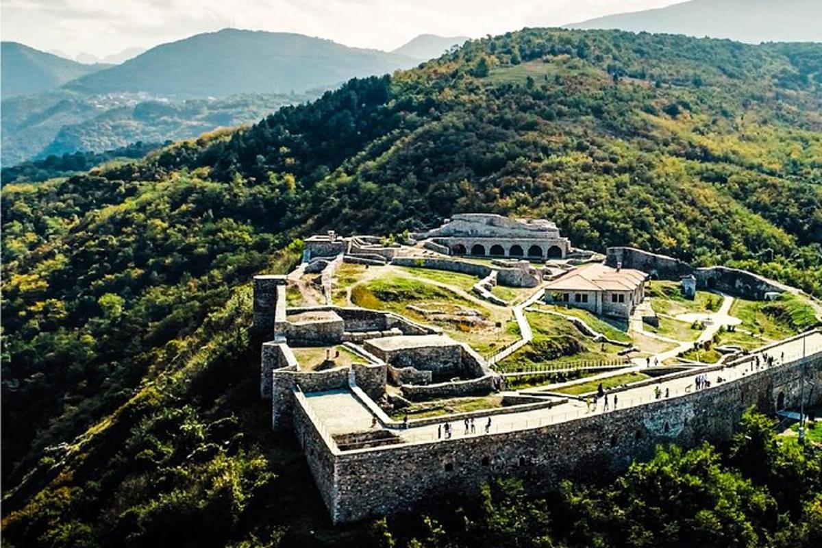 uma vista aérea de um castelo em uma montanha