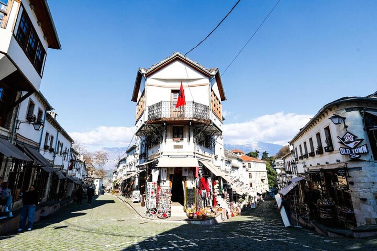 vysoká bílá budova s balkonem na ulici