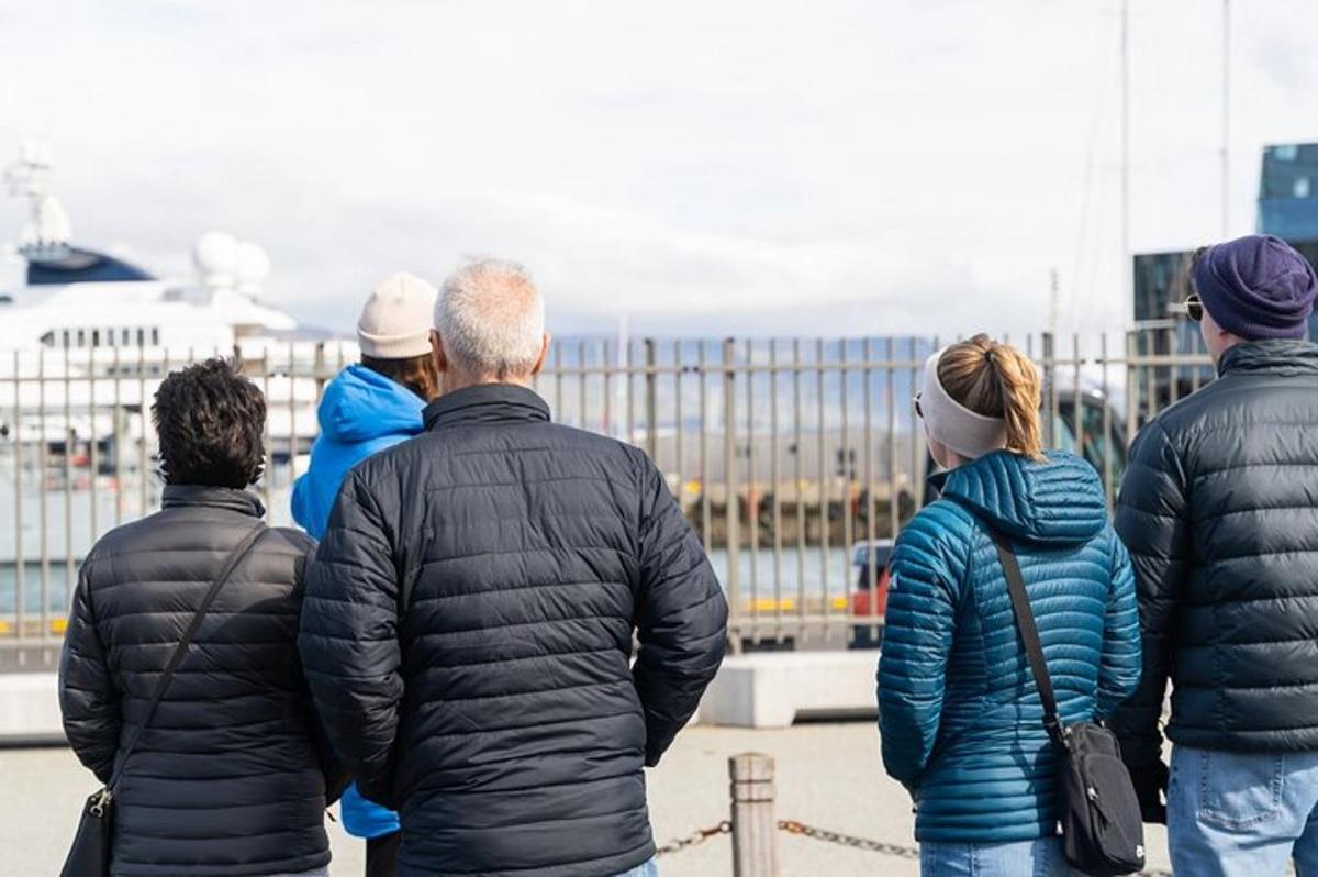 un gruppo di persone in piedi su un molo