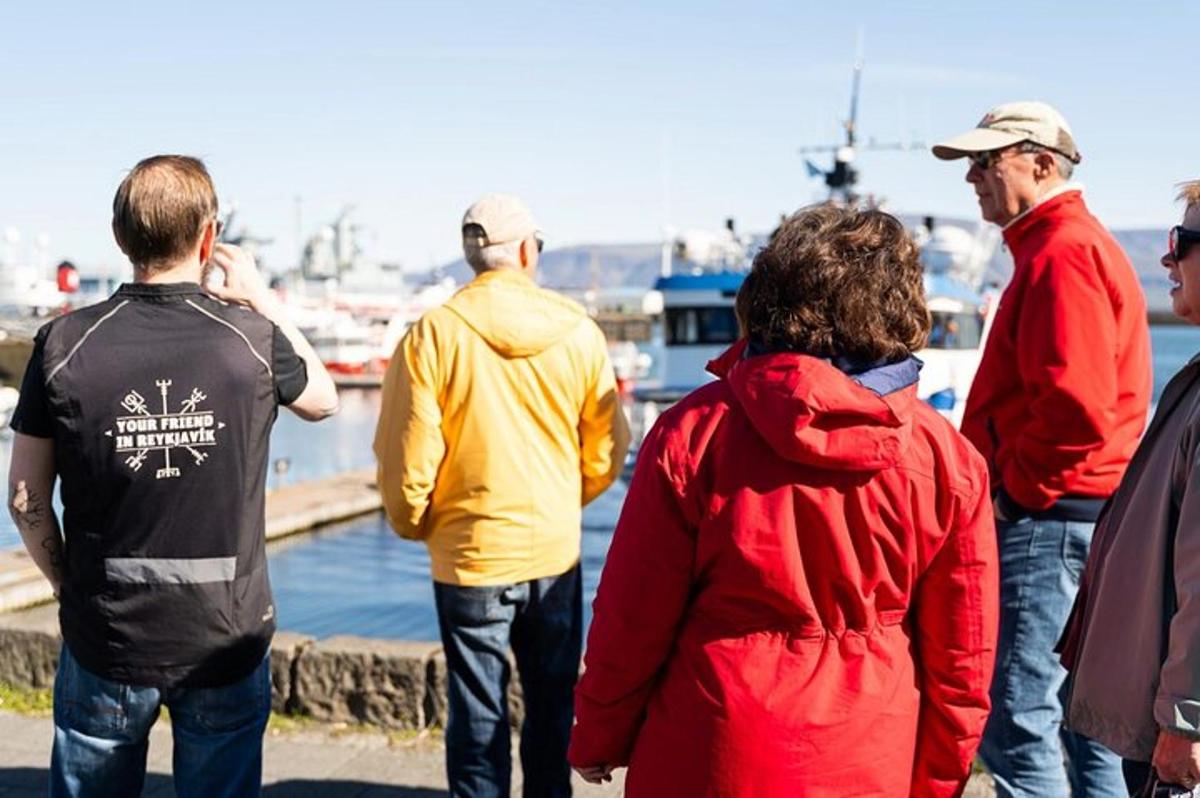 un gruppo di persone in piedi vicino a un porto turistico