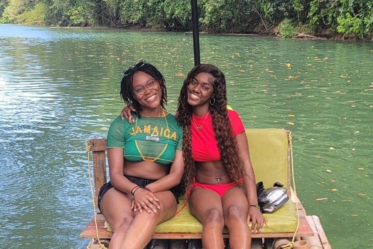 due ragazze sedute su una sedia su una barca in acqua