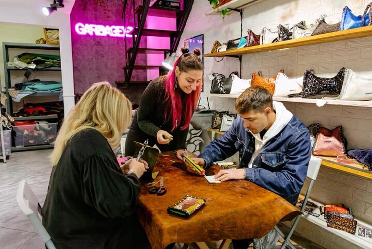 hópur fólks situr við borð í verslun