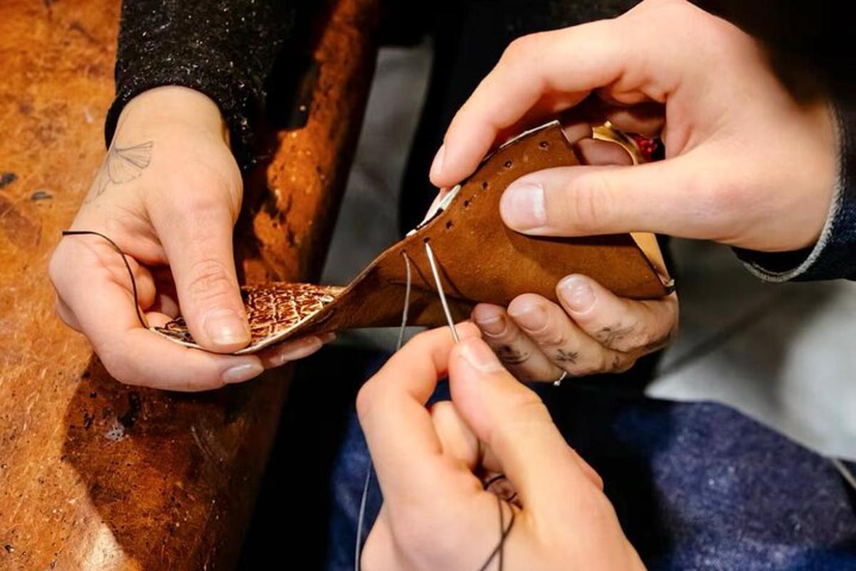 sepasang tangan memotong sekeping kulit