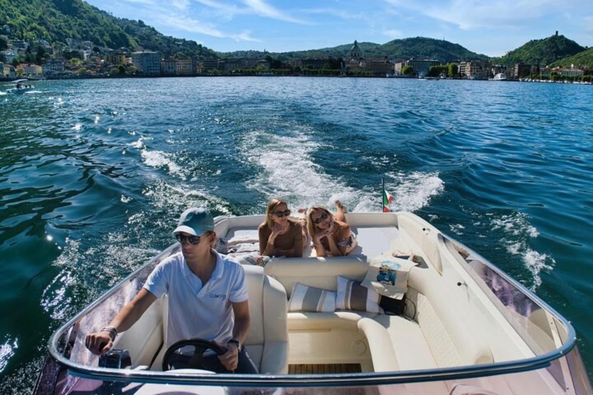 un home i dos gossos en un vaixell a l'aigua