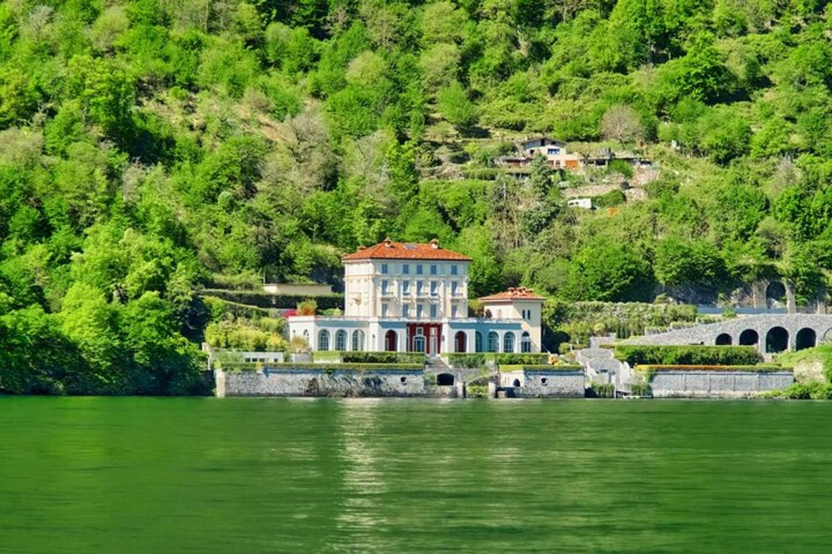un gran edifici a la vora d'una massa d'aigua
