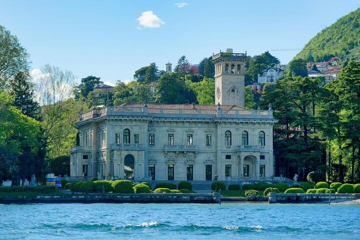 un gran edifici amb una torre de rellotge a la part superior d'un llac