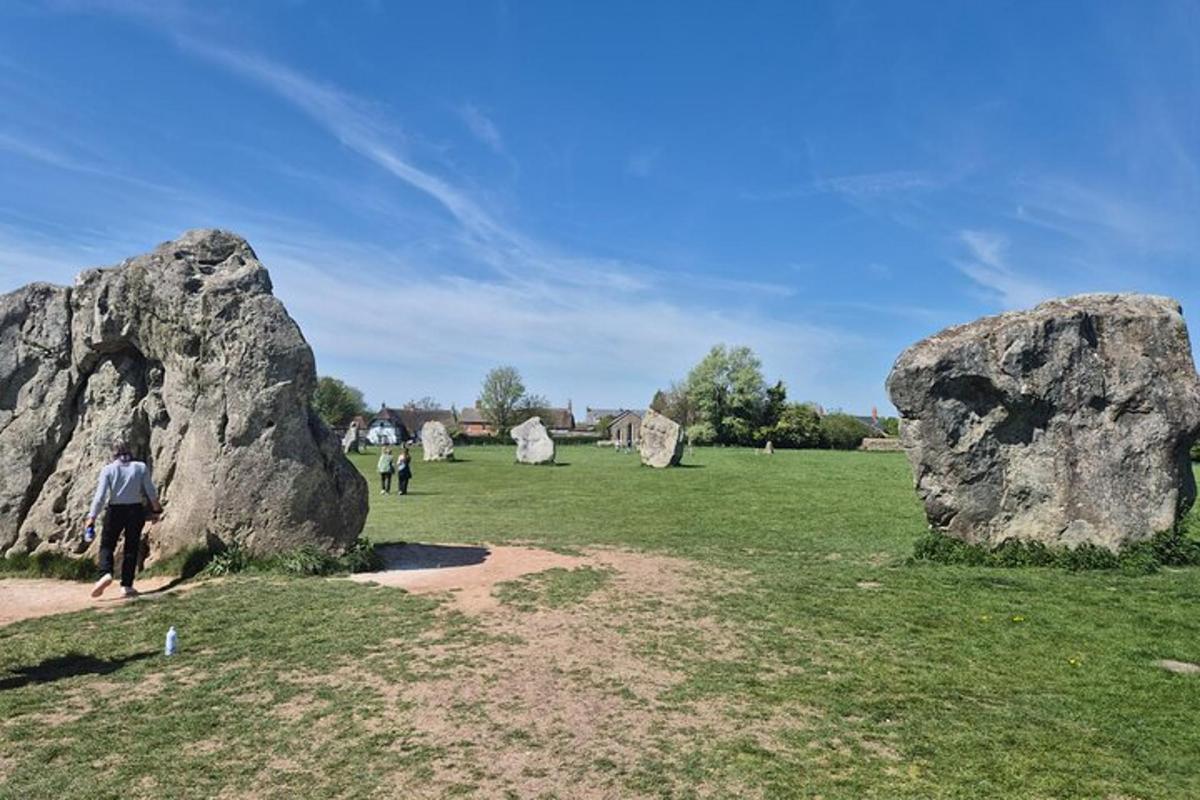 eine Person, die zwischen zwei großen Felsen auf einem Feld geht