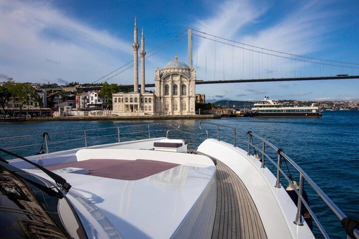 um barco na água com uma ponte ao fundo