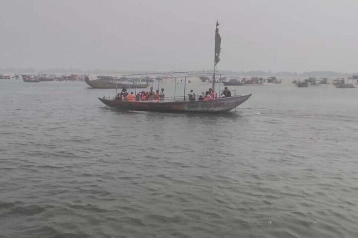 un gruppo di persone su una barca in acqua