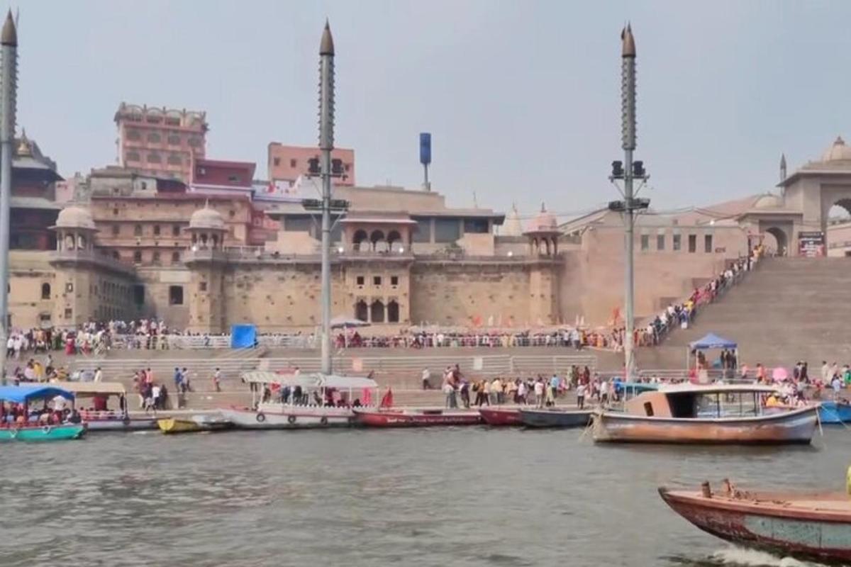 un gruppo di barche in acqua di fronte a un edificio