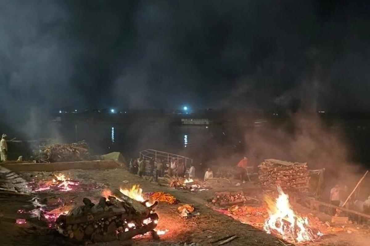 un gruppo di persone in fiamme di notte