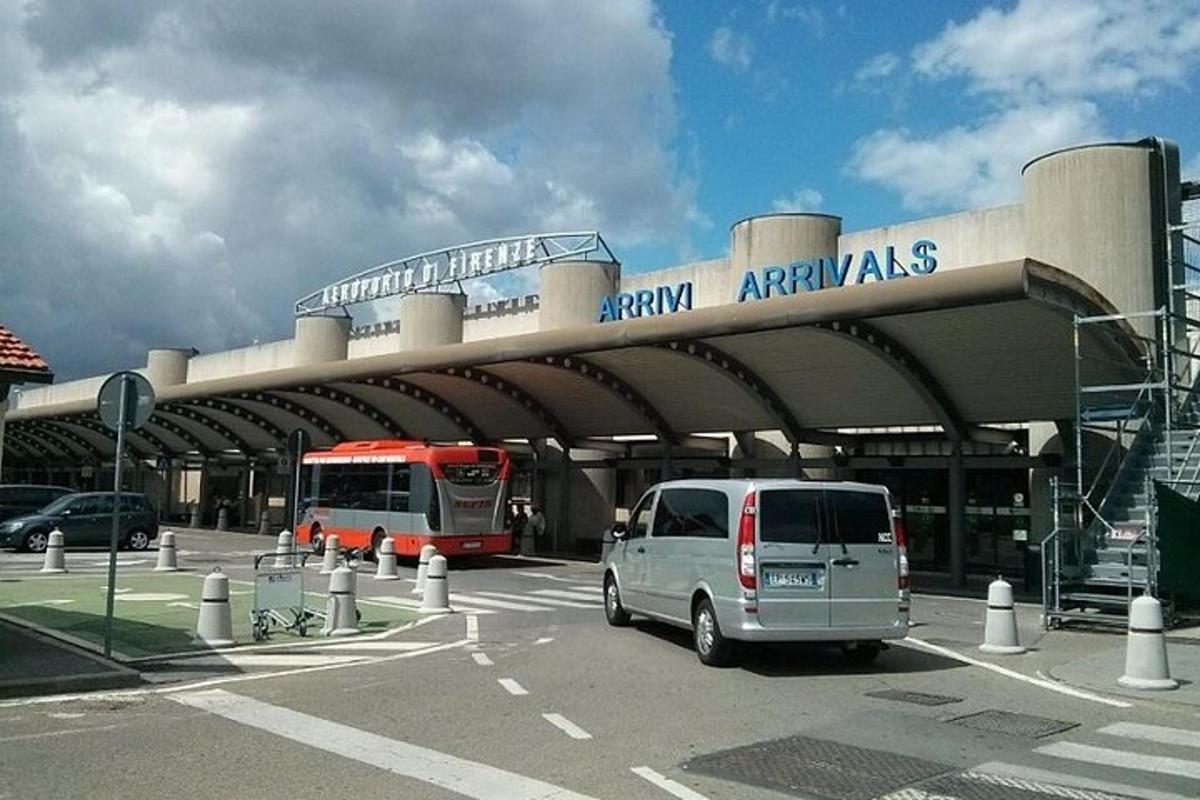 dodávka zaparkovaná na parkovišti před letištěm