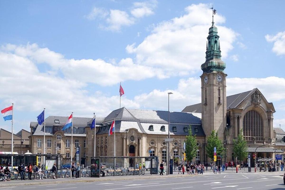 velká budova s hodinovou věží před ní