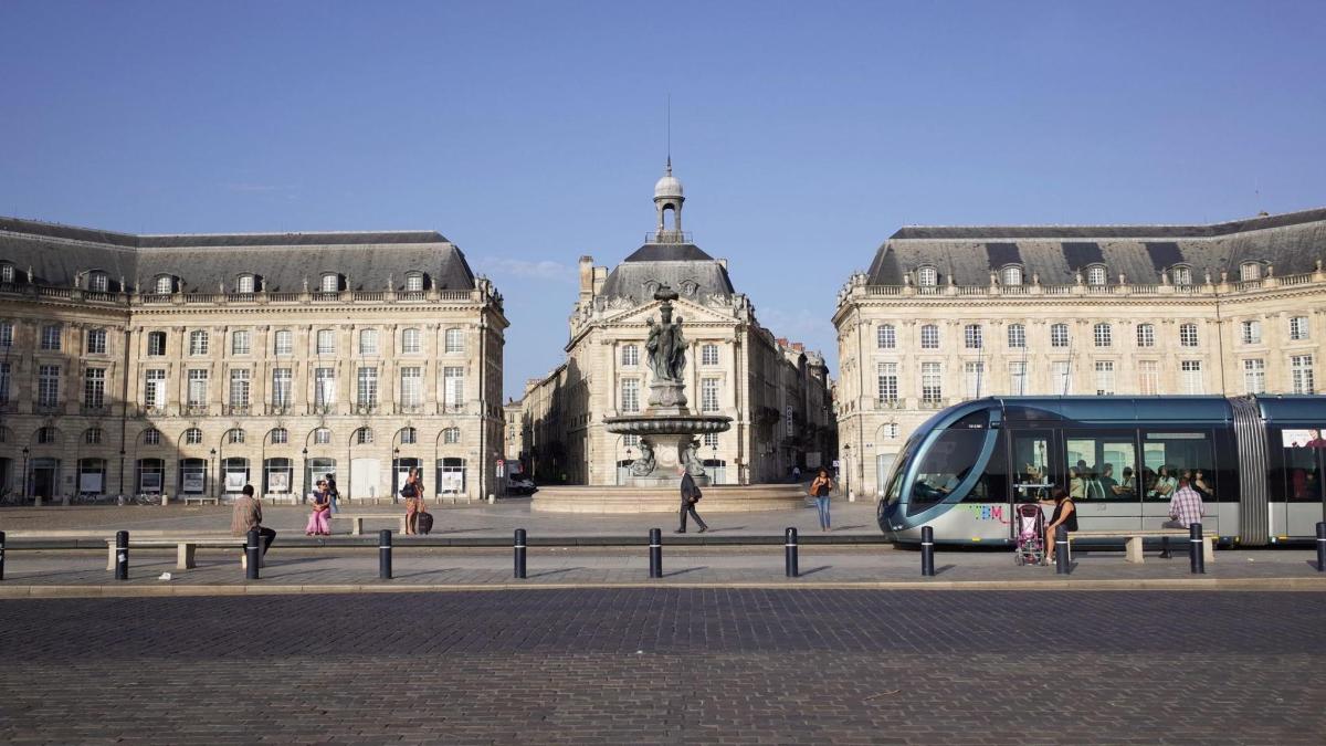a bus is parked in front of a building