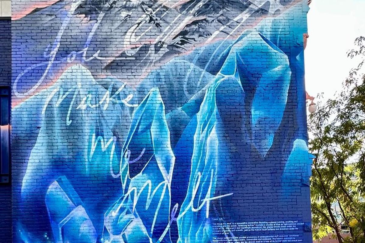 zeď pokrytá modrým graffiti na budově