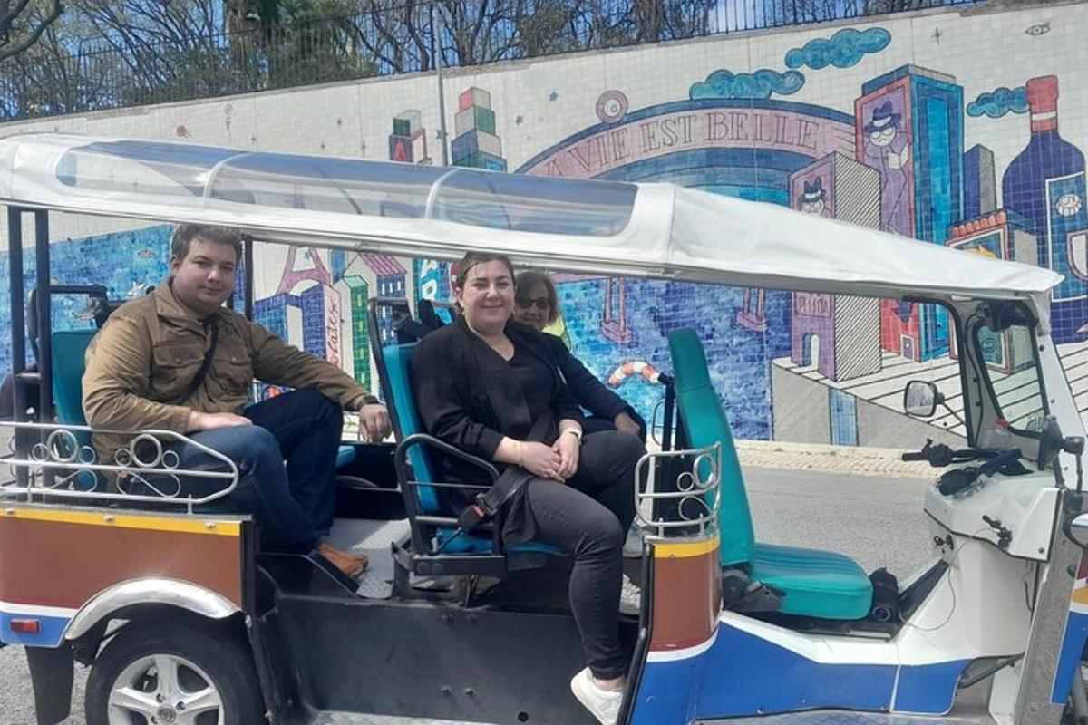 un grup de oameni care călătoresc pe o mașină de golf