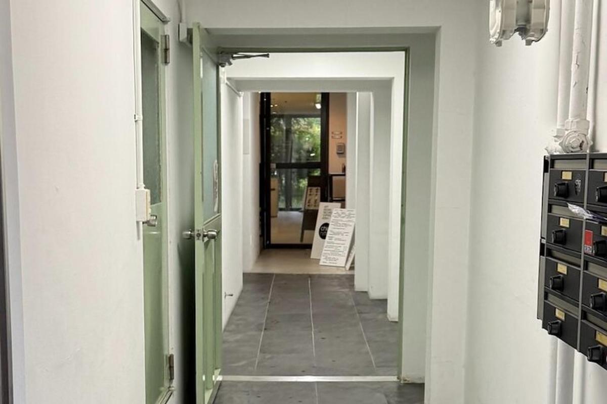 通向建筑物门口的走廊