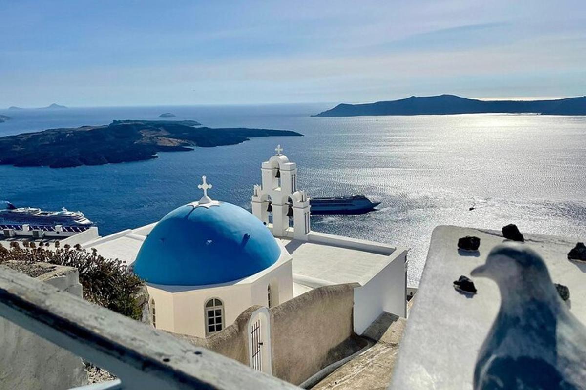 kostel s modrou kupolí na vrcholu oceánu