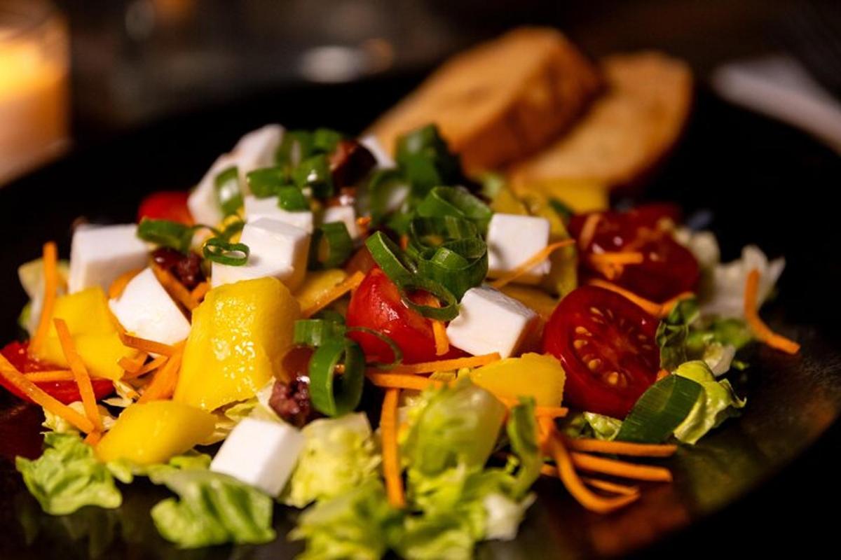 một đĩa salad với phô mai và rau