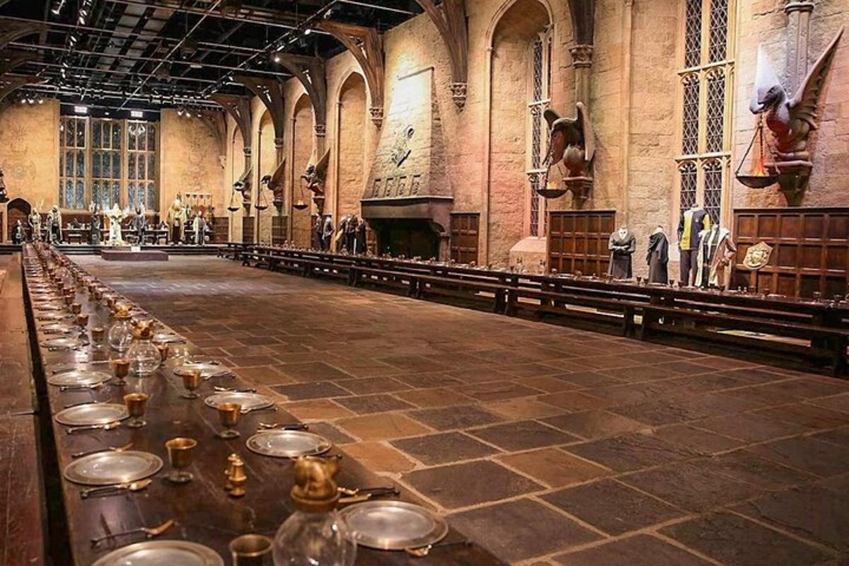 un lungo tavolo in una grande stanza con sopra dei bicchieri