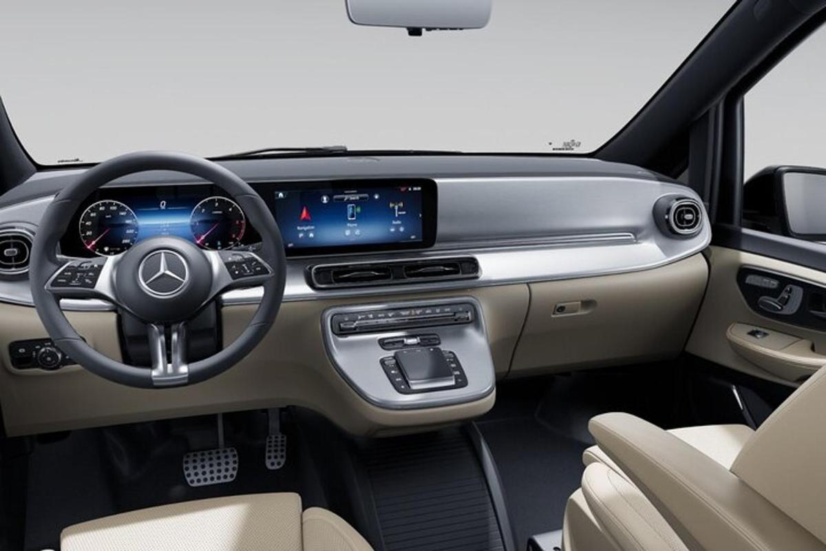 pohled na palubní desku vozu Acedes Benz