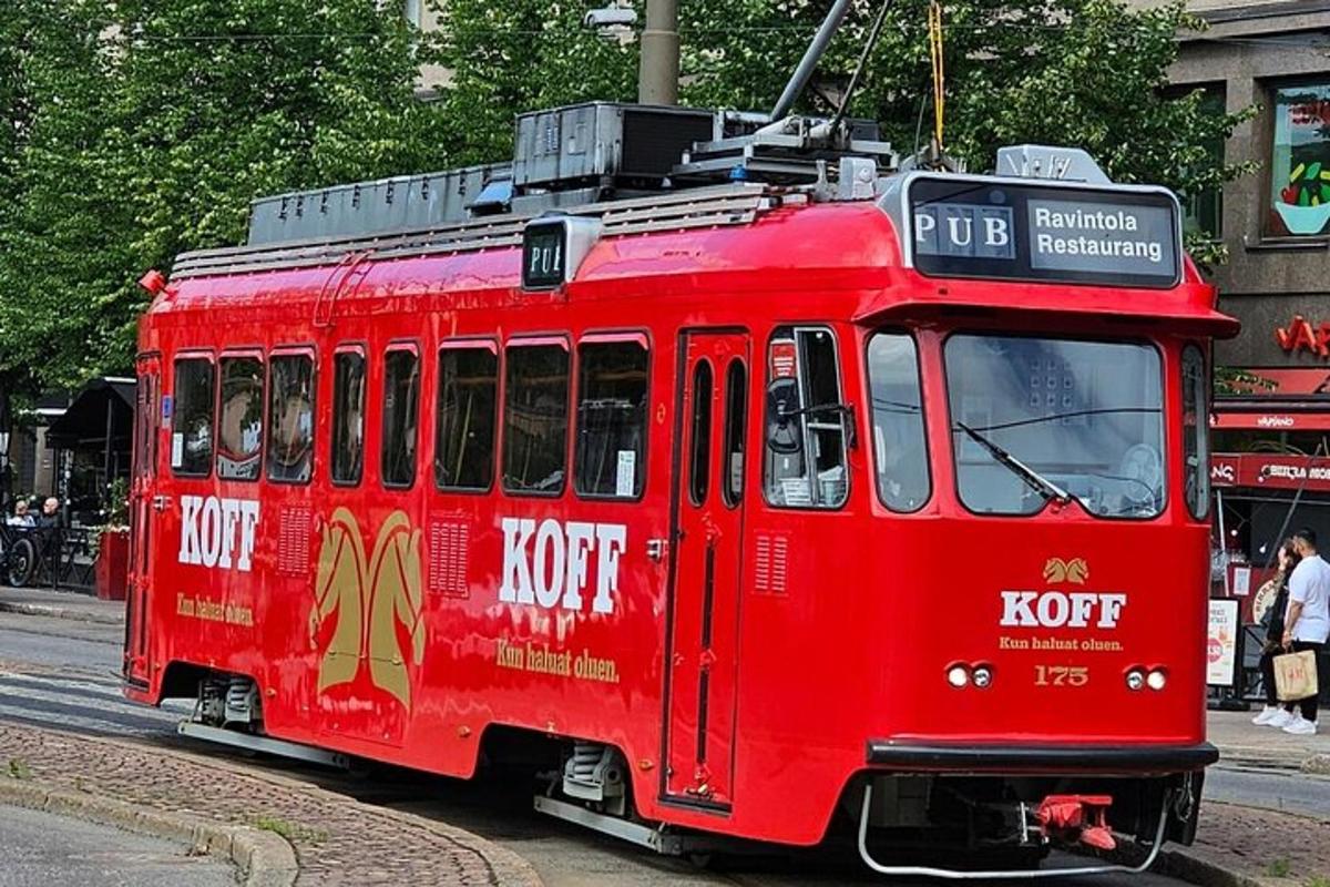 punane tramm sõidab mööda tänavat