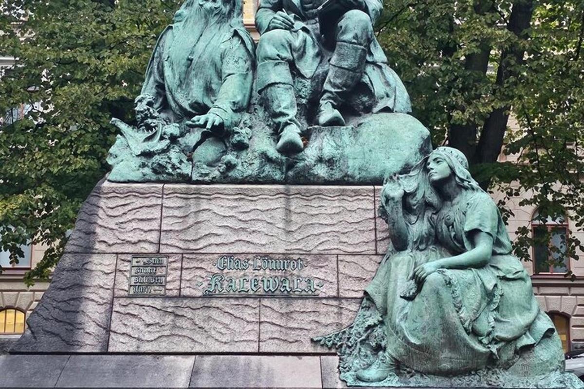 monumendil olev inimrühma kuju