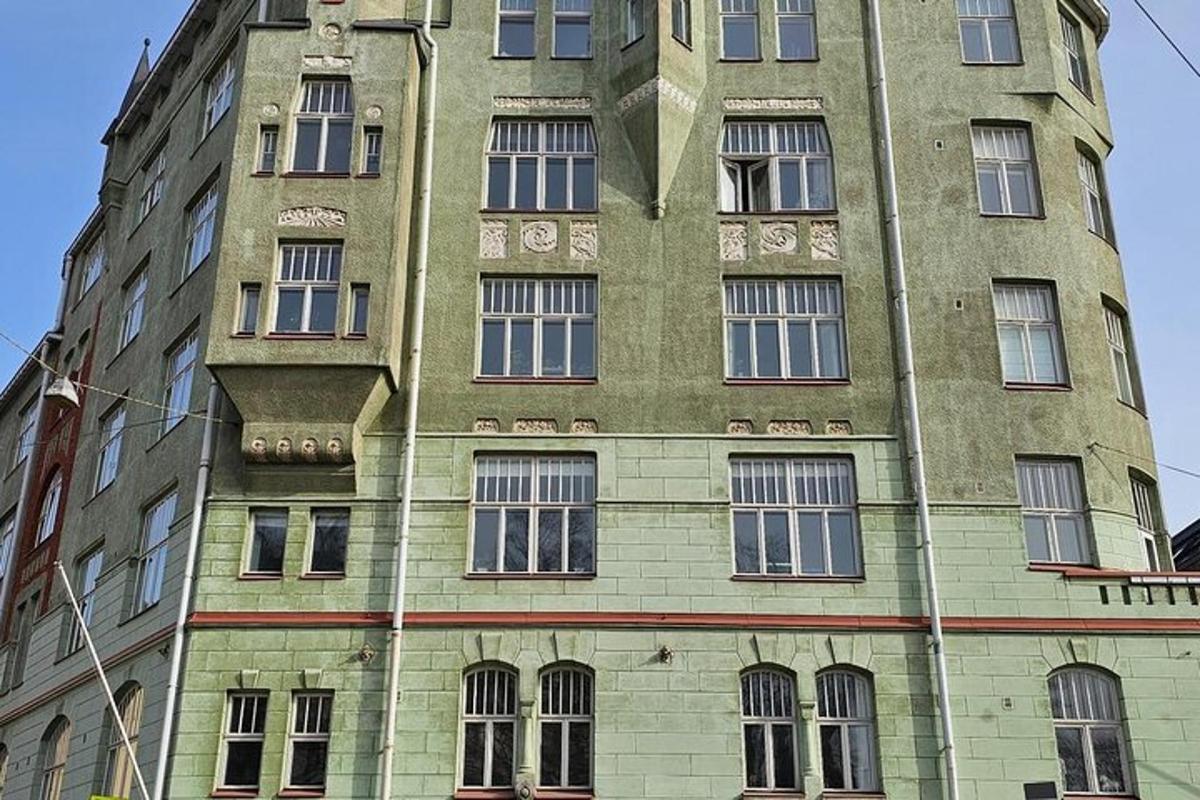 kõrge hoone, mille küljel on palju aknaid