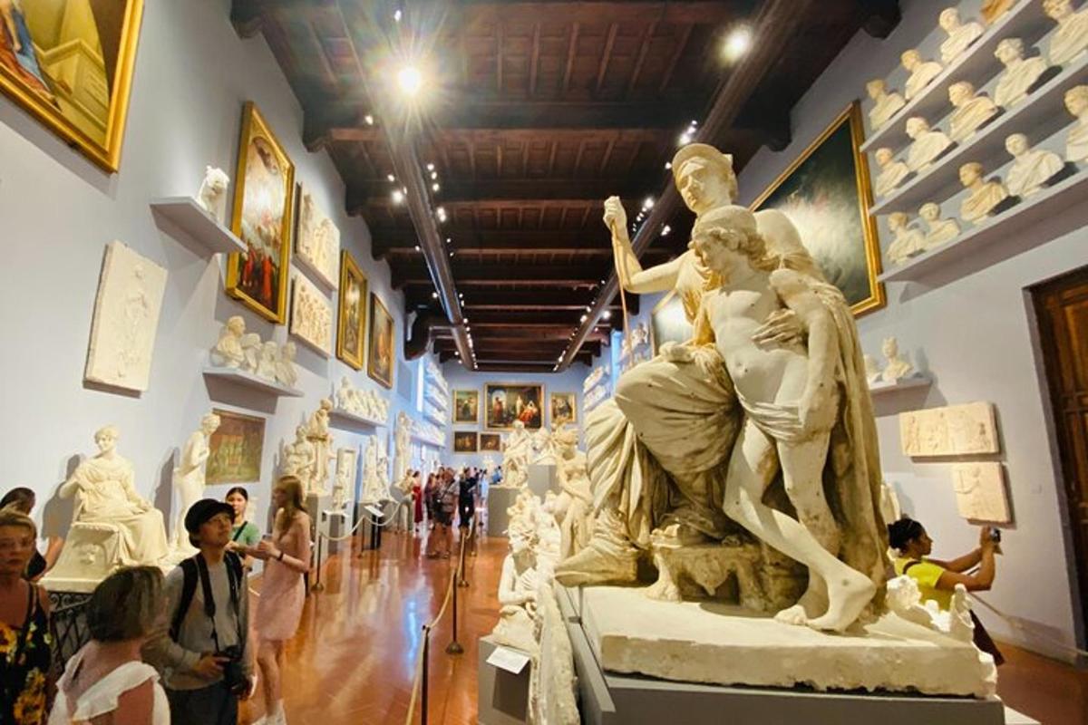 et museum med folk som ser på en statue