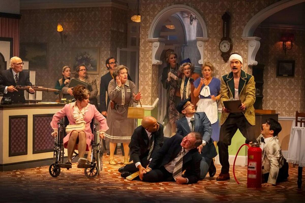 grupa ludzi na scenie w sztuce teatralnej