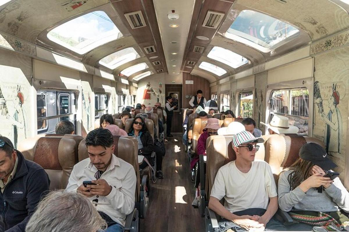 bir tren yolculuğu yapan bir grup insan