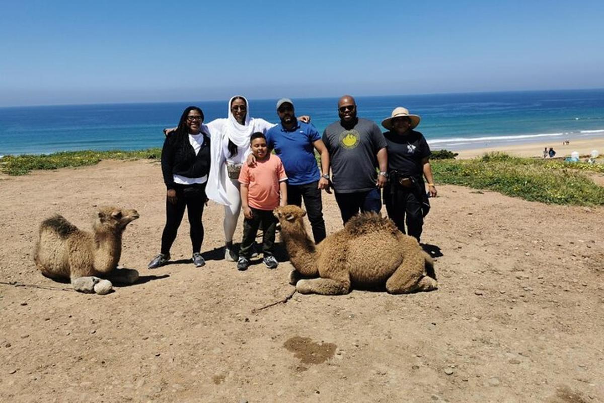 un gruppo di persone in posa per una foto sulla spiaggia