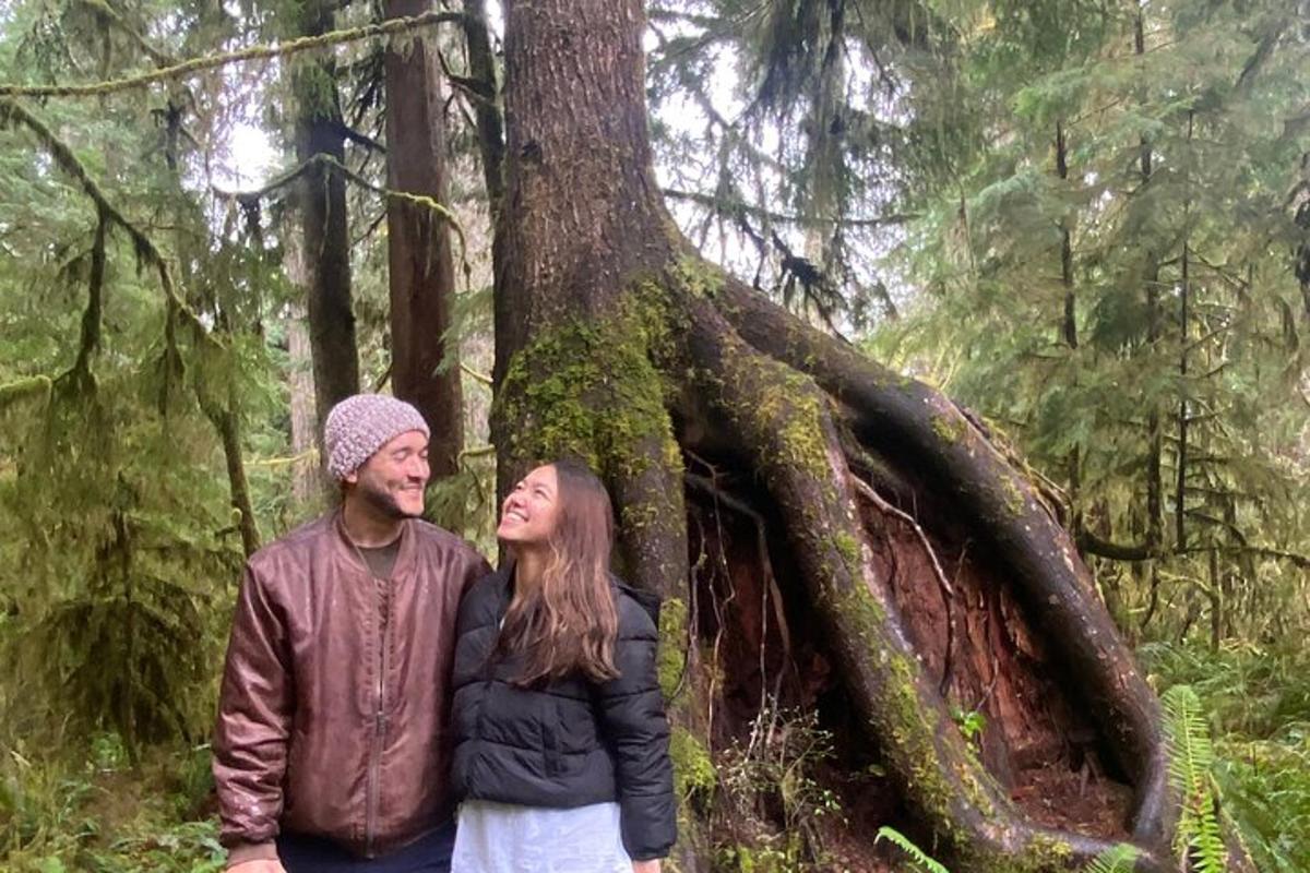 muž a žena stojící před stromem