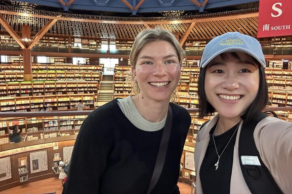 図書館で隣り合って立っている二人の女性