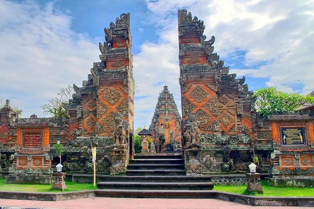 bangunan dengan tangga menuju ke kuil