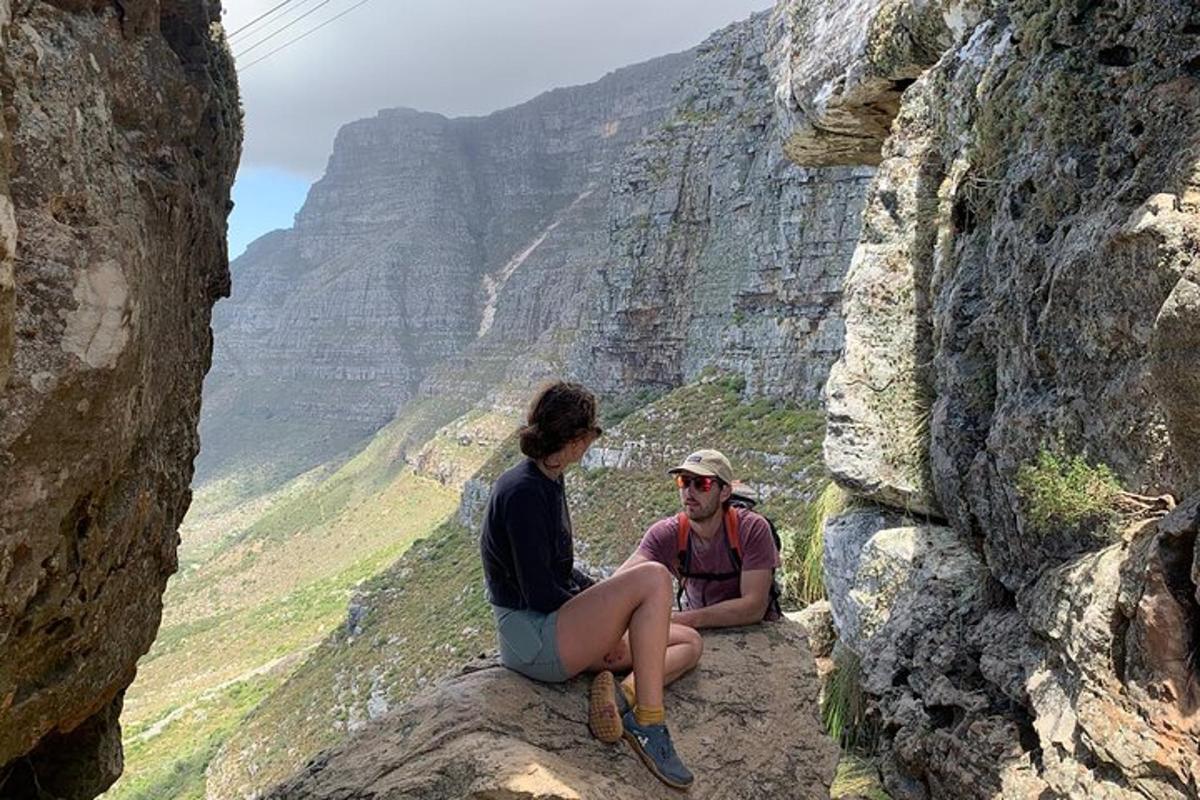 to personer som sitter på en stein i fjellet