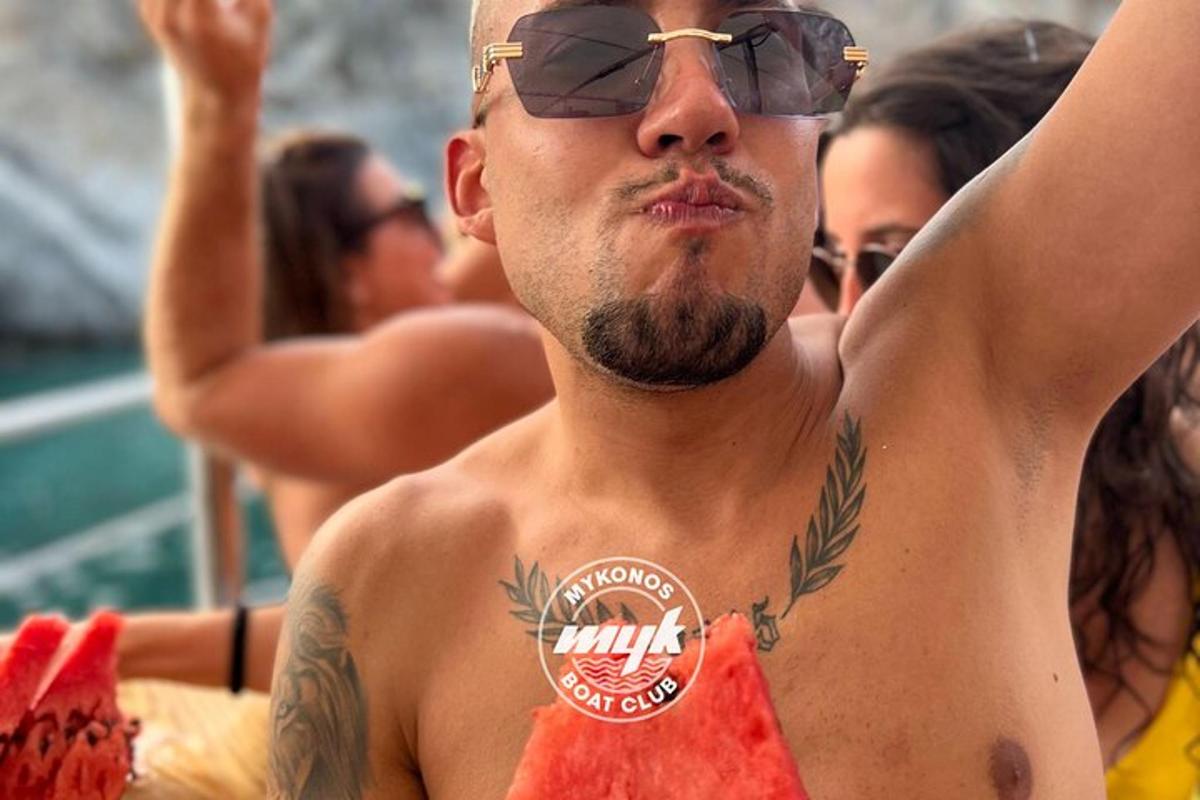 un hombre en bikini con las manos en el aire