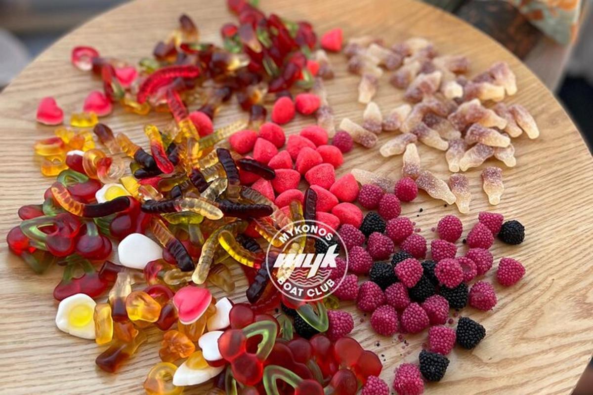 Una mesa de madera cubierta con diferentes tipos de frutas.