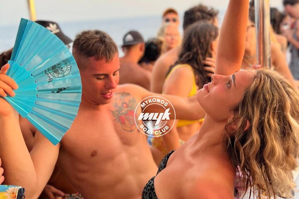 Un grupo de personas sentadas en la playa con sombrillas