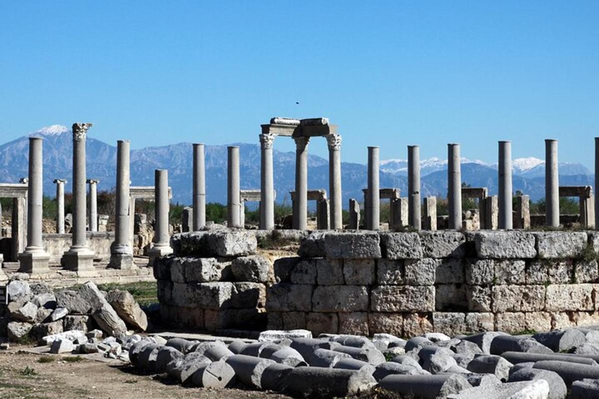 μια ομάδα ερειπίων με κίονες στο φόντο
