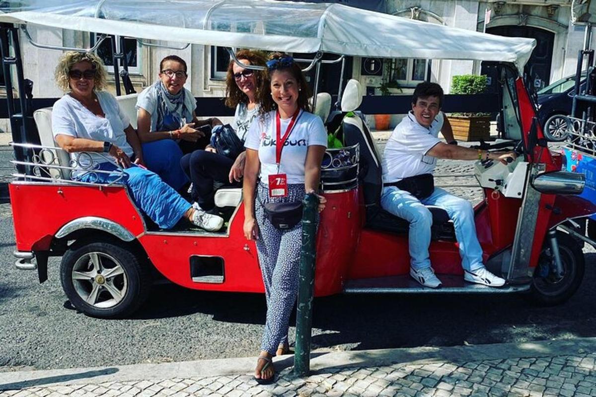un grup de persones que viatgen en un cotxe petit