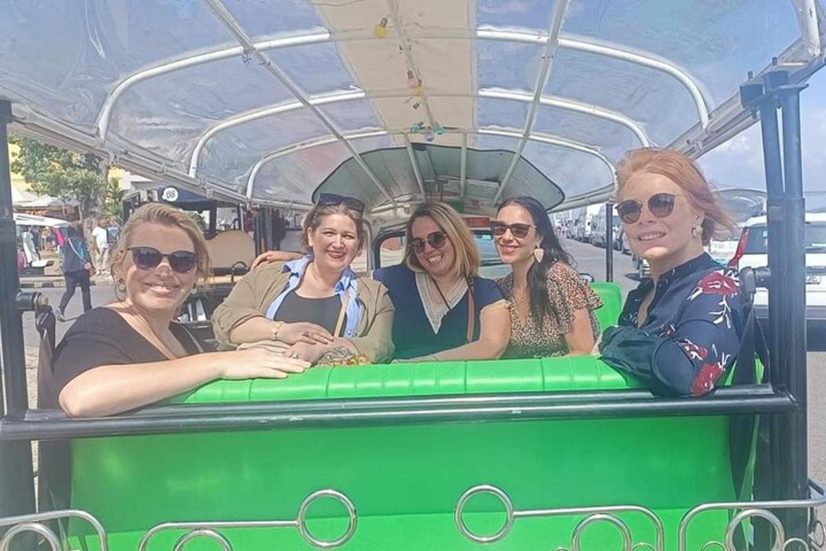 un gruppo di donne sedute su un autobus